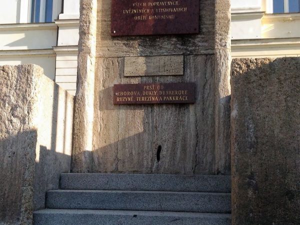 Pomník na schodišti před budovou magistrátu v Teplicích
