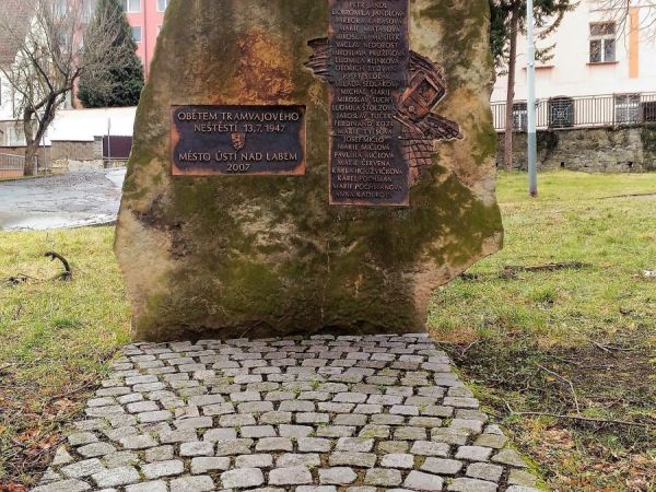 Pomník obětem tramvajové nehody v Ústí nad Labem.