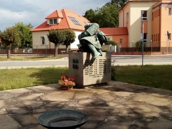 Pomník obětem válek v Ostřešanech