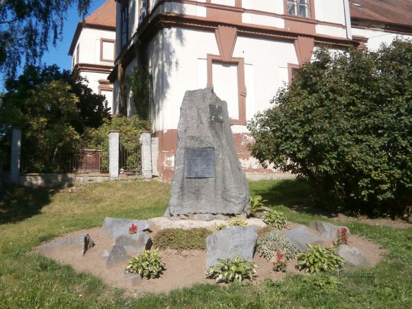 Pomník padlým v 1. světové válce v Hořiněvsi - tip na výlet