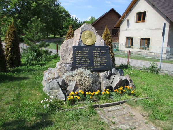 Pomník padlým v 1. světové válce ve Slavětíně nad Metují - tip na výlet