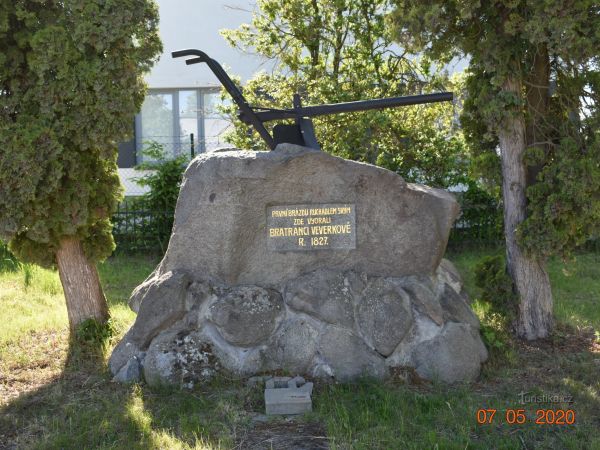 Pomník ruchadla bratranců Veverkových v Rybitví - tip na výlet