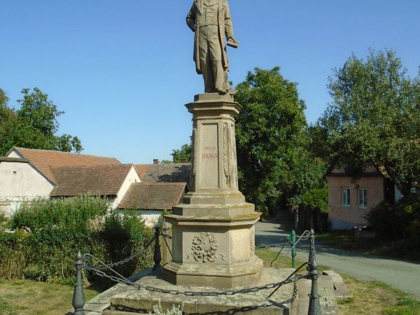 Pomník Václava Hanky v Hořiněvsi