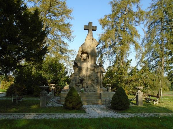 Pomník zemřelým ruským zajatcům na pevnostním hřbitově v Josefově - tip na výlet