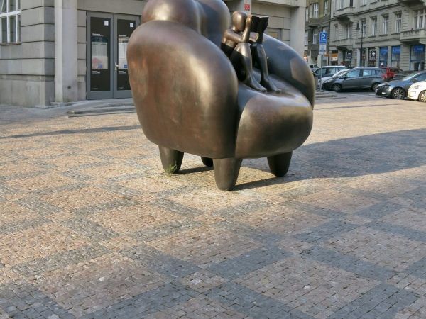 Praha (Staré Město) – Rónův Čtenář v křesle na náměstí Franze Kafky