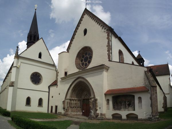 Předklášteří u Tišnova - klášter Porta Coeli s kostely Nanebevzetí Panny Marie - tip na výlet