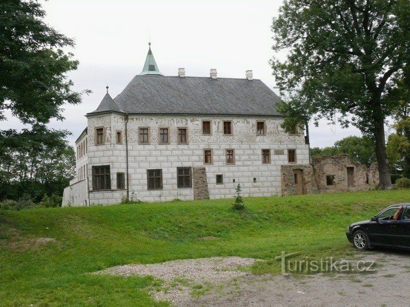Přerov nad Labem - zámek a halštatské hradiště