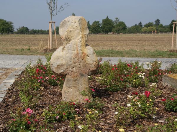 Příkazy (u Olomouce) – „nový“ smírčí kříž u zemědělské váhy