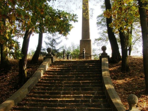 Probluz - park, pomník saského sboru