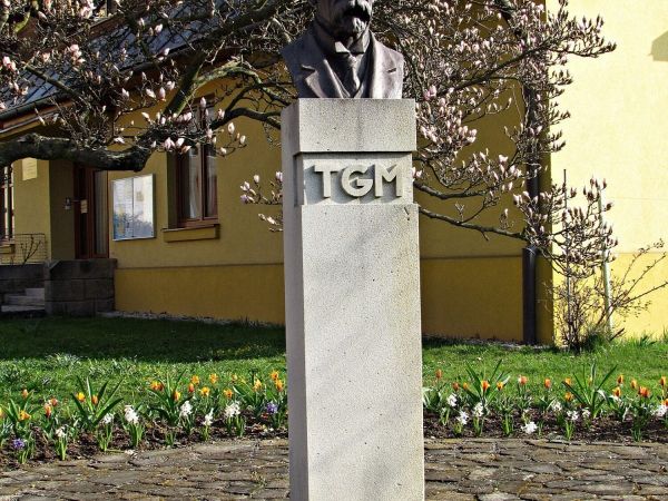 Ratiboř - busta T.G.Masaryka a Pomník padlým