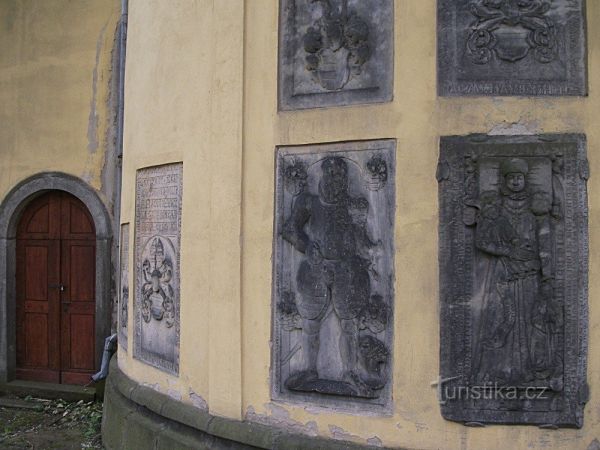 Renesanční náhrobky ve zdech kostela sv. Havla v Chlumci