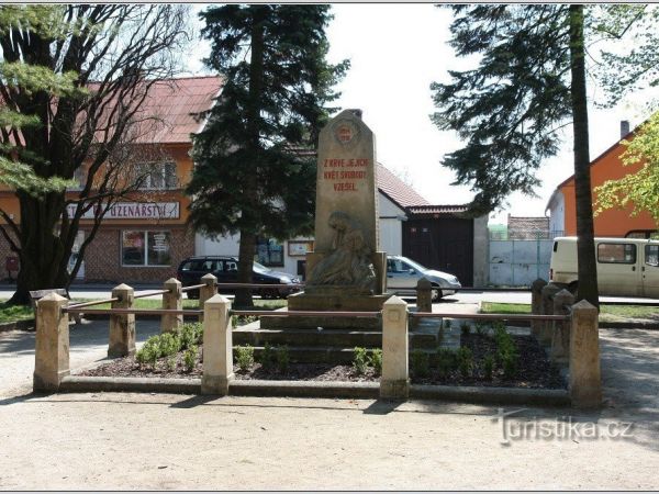 Ronov nad Doubravou - Pomník obětem 1. světové války - tip na výlet