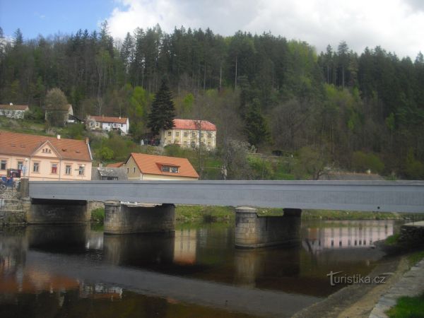 Rožmberk a Jan Nepomucký na silničním mostě přes Vltavu - tip na výlet
