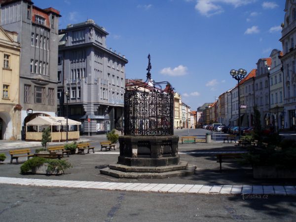 Secesní kašna na Velkém náměstí v Hradci Králové