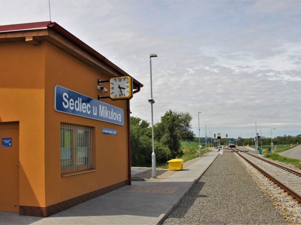 Sedlec u Mikulova - nová železniční stanice - tip na výlet
