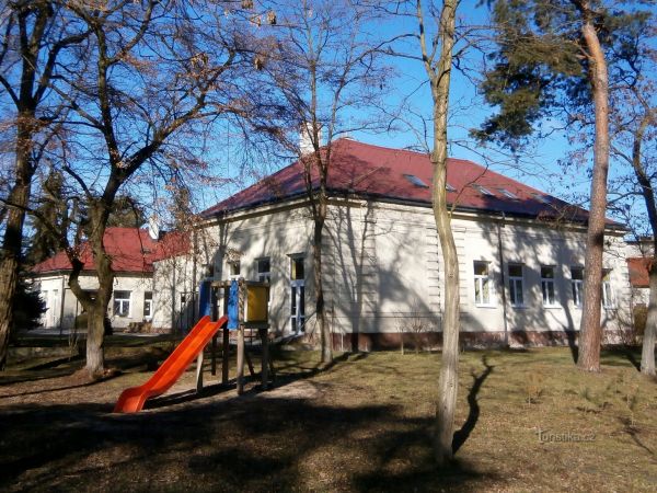 Škola v Březhradě