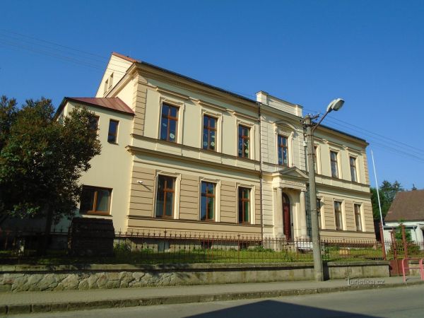 Škola v Hořiněvsi