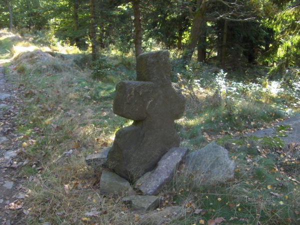 Smírčí kříž ve svahu vrchu Na Vyhlídce.