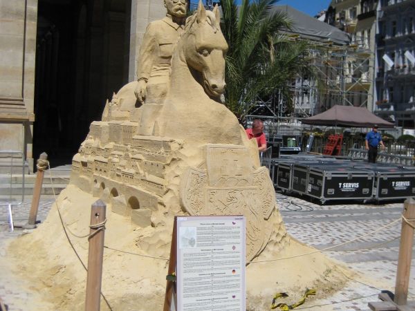 Socha z písku: T. G. Masaryk na koni v Karlovy Vary
