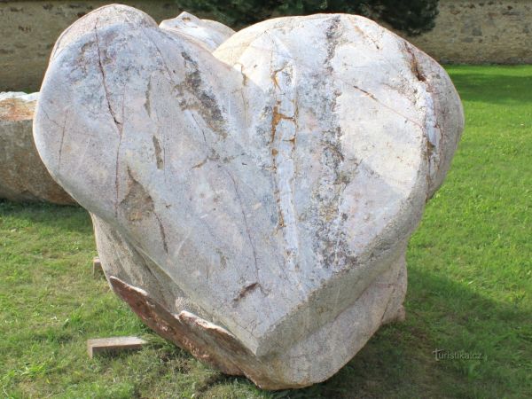 Sokolov - kamenné srdce v parku.