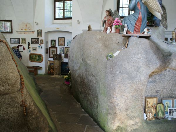 Svatý Kámen (u Rychnova nad Malší) – rozestupující se zázračné kameny - tip na výlet