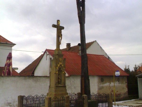 Svinary - zvonička a pomník ukřižování
