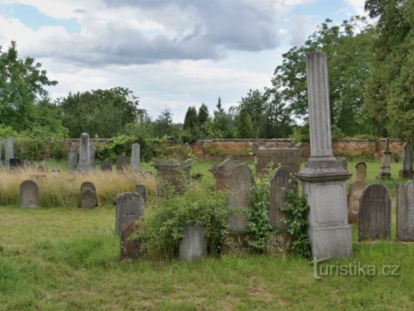 Tovačov – židovský hřbitov s obřadní síní