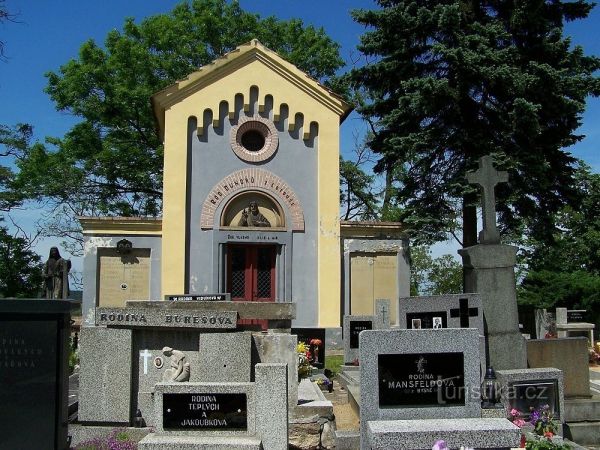 Tuřany – hřbitov u kostela Nanebevzetí Panny Marie - tip na výlet