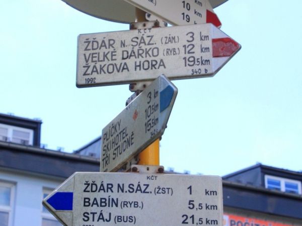 Turistické rozcestí Žďár nad Sázavou náměstí - tip na výlet