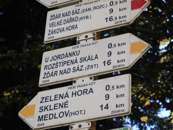 Turistické rozcestí Žďár nad Sázavou zámek