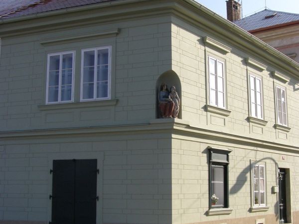 Týnec nad Labem - měšťanský dům čp. 74 se sousoším sv. Anny a Panny Marie