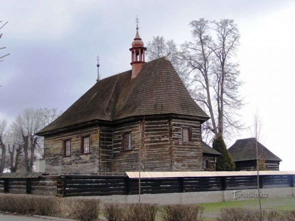 Veliny - dřevěný kostel sv. Mikuláše se zvonicí - tip na výlet