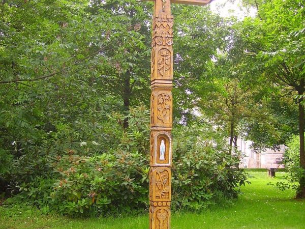 Vyřezávaný dřevěný kříž