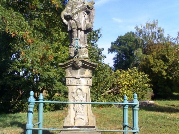 Vysoké Veselí - pomník sv. Jana Nepomuckého
