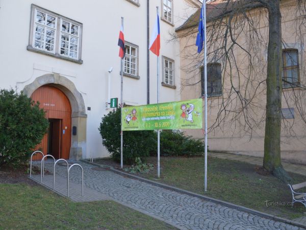 Zámek Chvaly – živá součást obce na kraji Prahy