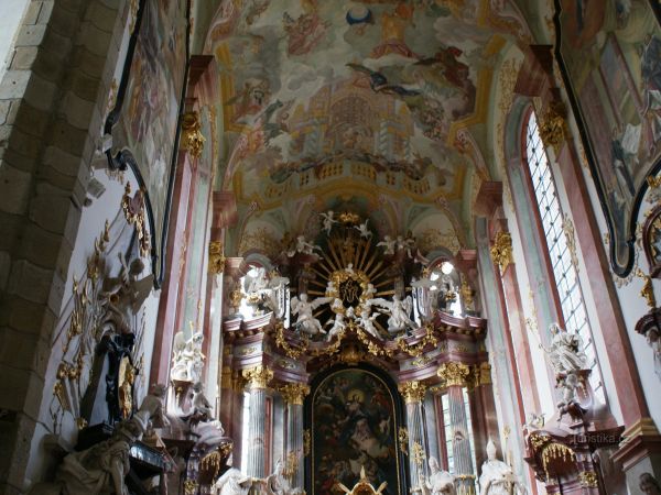 Zlatá Koruna – kostel Nanebevzetí Panny Marie - tip na výlet