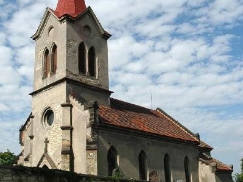 Zlonice - Kostel sv. Šimona a Judy, kaplička na návsi