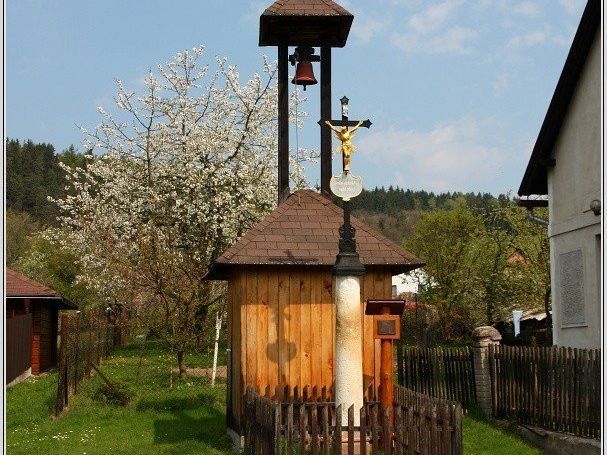 Zvonička a kříž v Podmoklanech