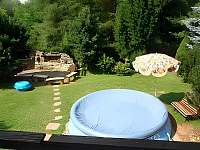 Bazén u chalupy, krb a posezení, malé pískoviště - chata ubytování Velké Losiny - Bukovice