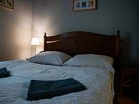 apartmán/ ložnice- dvoulůžková postel, skříň, křeslo - Malá Morávka