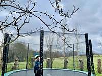 Na velke trampoline si deti kazdeho veku uziji spoustu zabavy - Zlaté Hory - Salisov