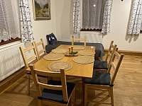 Obývací pokoj - jídelní stůl - chalupa k pronájmu Nové Losiny