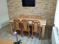 Jídelní stůl ve společenské místnosti - rekreační dům k pronájmu Lipová-lázně - Horní Lipová