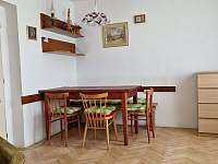 Jídelní stůl v obývacím pokoji - apartmán ubytování Branná