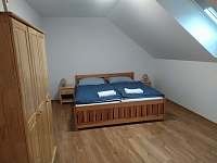 Ložnice s manželskou postelí - apartmán k pronajmutí Branná