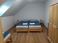 Ložnice se třemi postelemi - apartmán k pronájmu Branná