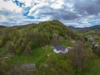 Celkový náhled z dronu - chalupa k pronájmu Vernířovice