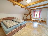Ložnice s vlastním obývacím pokojem a koupelnou se sprchovým koutem a WC - Vernířovice