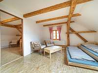 Obývací pokoj k ložnici s vlastním sociálním zařízením - Vernířovice
