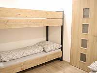 Menší ložnice manželská postel matrace 140cm + patrová postel matrace 80cm - Potůčník
